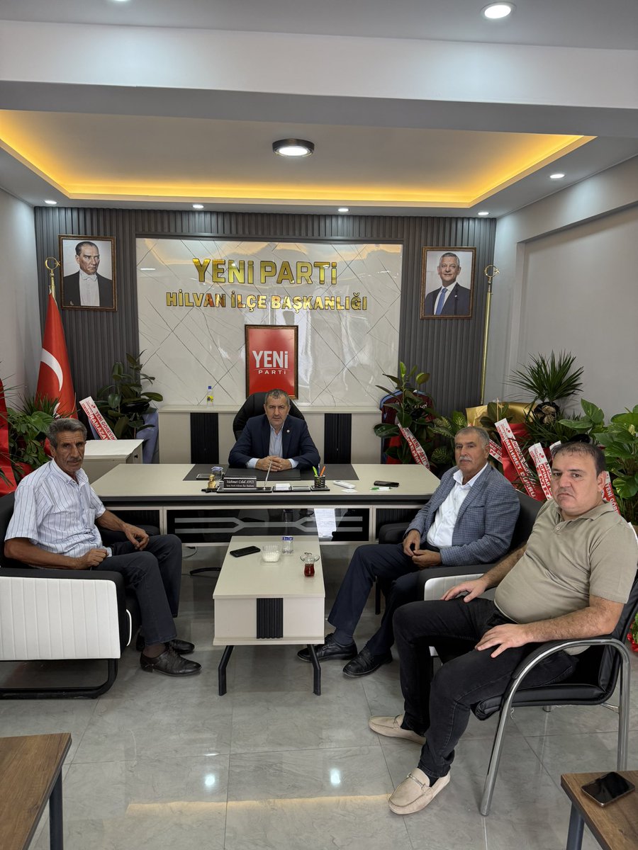 mehmetcelalavci's tweet photo. Hilvanımızın değerli siyasetçilerinden Sayın Hanif Düzme, Yeni Parti Hilvan İlçe Başkanlığımıza hayırlı olsun ziyaretinde bulundu.

Nazik ziyareti ve güzel dilekleri için kendisine teşekkür ediyoruz.
@yenipartiyiz @urfayeniparti https://t.co/pXYGtN2IhK
