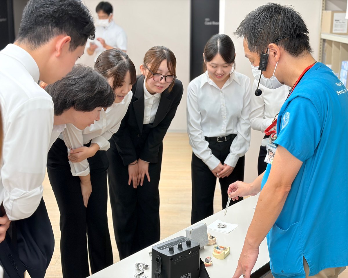 sdtc1976's tweet photo. 歯科技工業界で最大手の会社でもある
和田精密歯研株式会社へ
1年生が見学に行きました🦷

実際の���場の様子や最新のデジタル技術を
間近で見ることができましたよ✨

より将来の目標を意識し、
日々の勉強に対するモチベーションを
高める学びの機会となりました☺️

#歯科技工士 #専門学校 #授業 https://t.co/f4dYzfZdEl
