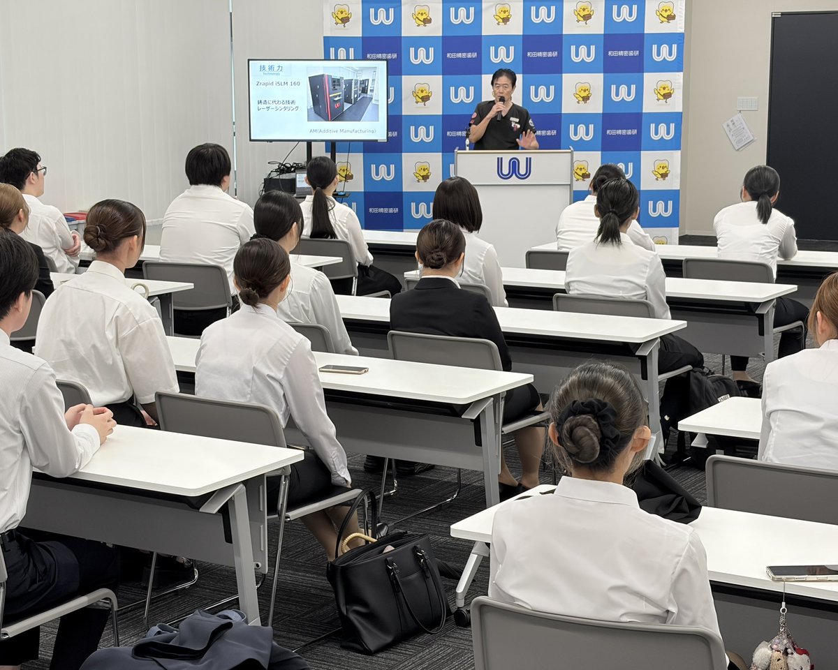 sdtc1976's tweet photo. 歯科技工業界で最大手の会社でもある
和田精密歯研株式会社へ
1年生が見学に行きました🦷

実際の���場の様子や最新のデジタル技術を
間近で見ることができましたよ✨

より将来の目標を意識し、
日々の勉強に対するモチベーションを
高める学びの機会となりました☺️

#歯科技工士 #専門学校 #授業 https://t.co/f4dYzfZdEl