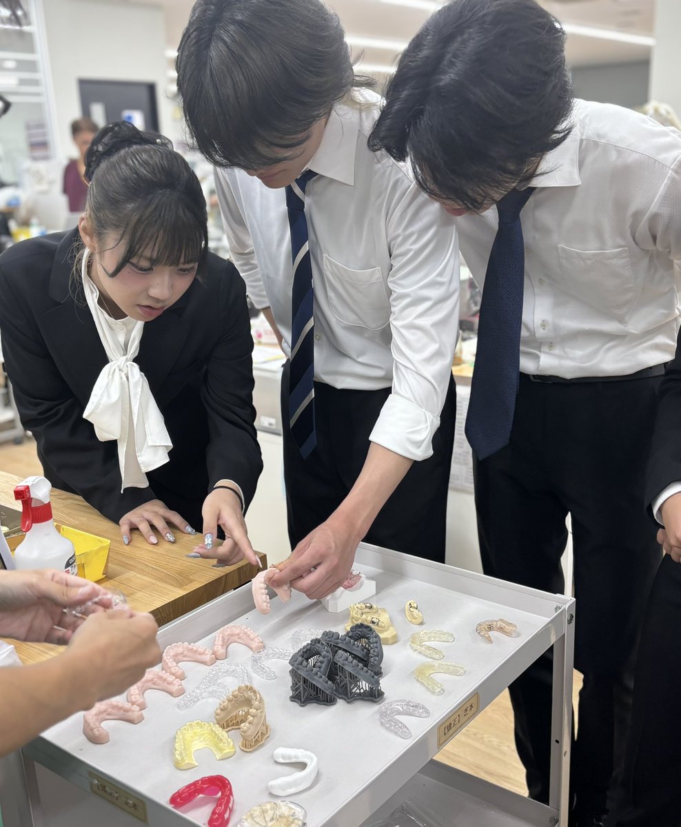 sdtc1976's tweet photo. 歯科技工業界で最大手の会社でもある
和田精密歯研株式会社へ
1年生が見学に行きました🦷

実際の���場の様子や最新のデジタル技術を
間近で見ることができましたよ✨

より将来の目標を意識し、
日々の勉強に対するモチベーションを
高める学びの機会となりました☺️

#歯科技工士 #専門学校 #授業 https://t.co/f4dYzfZdEl
