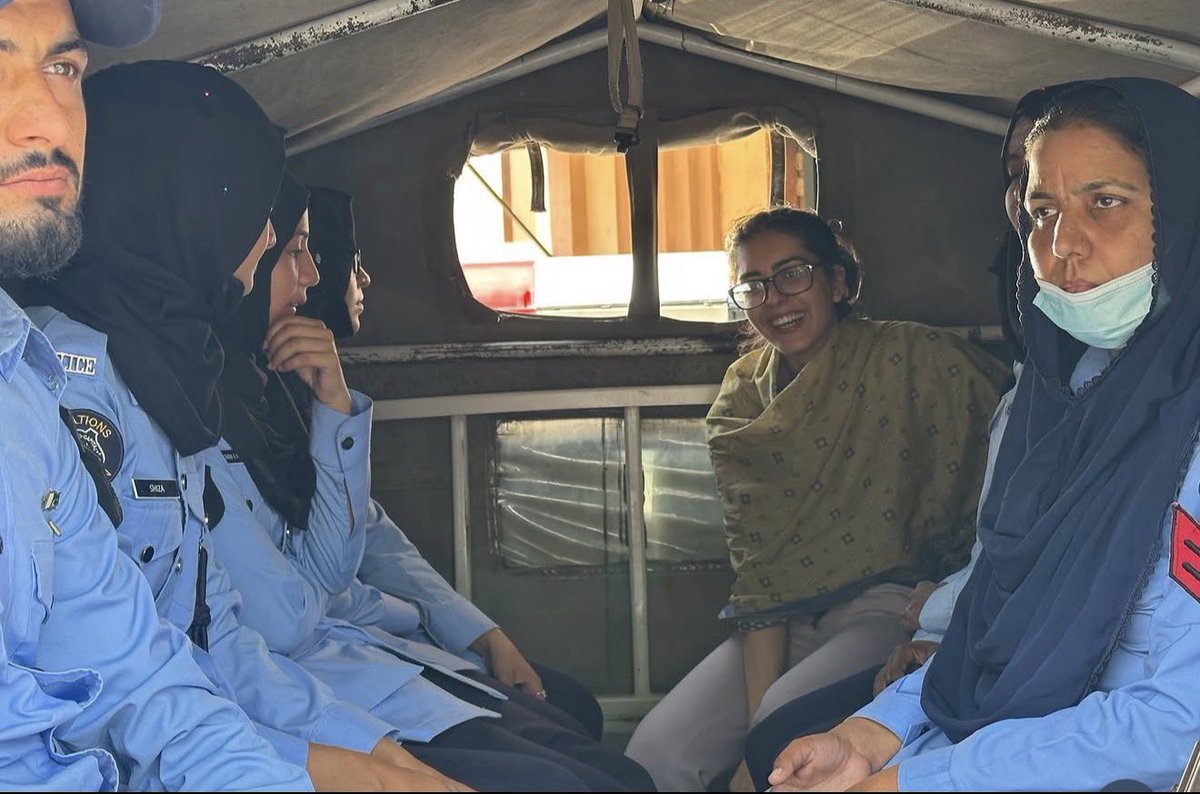 HaqKiAwaz9999's tweet photo. ایمان مزاری کا یہ کھلتا ہوا چہرا اس بات کی گواہی دے رہا ہے کے یزید وقت ہم تیرے ظلم سے نہیں ڈرتے https://t.co/xiCQRGGGcn