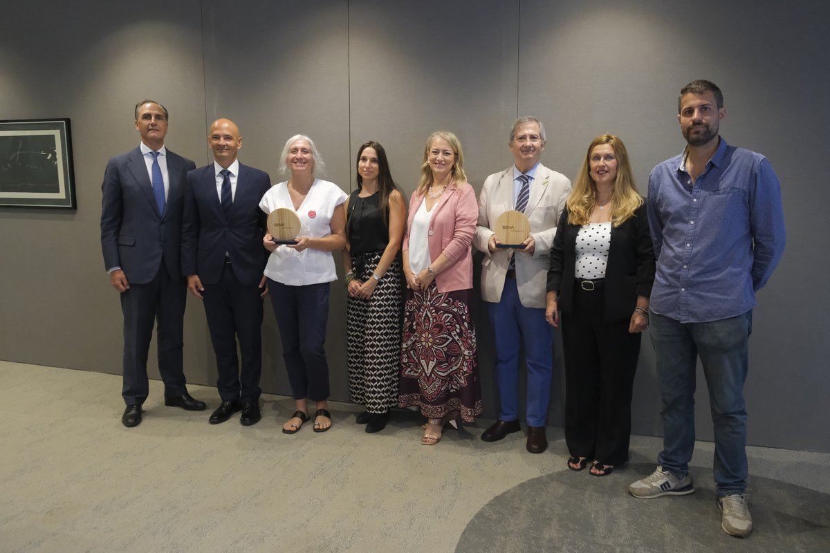 FundacionLuzon's tweet photo. 💚 Hemos sido uno de los ganadores de la 8ª Convocatoria Solidaria BBVA Futuro con ‘Dales vida’, un proyecto que se desarrolla en el Hospital Universitario Nuestra Señora de Candelaria, en Tenerife.

Este apoyo permitirá mejorar la atención sociosanitaria a las personas con #ELA y sus familias, así como avanzar en calidad de vida e investigación clínica.

🗣️ Fernando Escribano, Patrono de nuestra Fundación: “Cada vez que un paciente tiene que acudir al hospital es como si movilizáramos parte de la UMI, por lo que si logramos que vaya solo al hospital una vez y no seis, habremos mejorado su calidad de vida”.

¡Muchas gracias por este reconocimiento, @bbvaam_es!