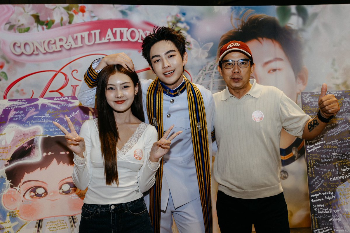 HeartspaceTH's tweet photo. — #HEARTchuthiwat
#HEARTGraduation
#พี่ฮาร์ทนิจุพี่ชุติจบแล้วโว้ย

SO PROUD OF HEART 

ขอขอบคุณครอบครัวของฮาร์ทมาก ๆ นะคะ สำหรับความรัก ความอบอุ่น และการดูแลฮาร์ทเป็นอย่างดีเสมอมา ขอบคุณที่คอยอยู่เคียงข้าง สนับสนุน และเป็นกำลังใจให้ฮาร์ทในทุกช่วงเวลาของการเติบโต จนวันนี้ฮาร์ทได้เดินทางมาถึงอีกหนึ่งก้าวสำคัญและเรียนจบอย่างที่ตั้งใจไว้นะคะ 

และขอขอบคุณ ครูอู๋ มาก ๆ นะคะ ที่เอ็นดูและสนับสนุนฮาร์ทมาโดยตลอด ขอบคุณที่เป็นอีกหนึ่งกำลังสำคัญที่ช่วยให้ฮาร์ทได้เติบโตและก้าวผ่านทุกช่วงเวลามาจนถึงวันนี้นะคะ 

ขอขอบคุณทุก ๆ คนที่สละเวลาและส่งคลิปมาอวยพรและร่วมแสดงความยินดีกับฮาร์ทในวันสำคัญนี้นะคะ ขอบคุณสำหรับทุกคำอวยพร ความรัก และความปรารถนาดีที่ตั้งใจส่งมาให้ฮาร์ท เชื่อว่าคลิปและคำอวยพรเหล่านี้จะเป็นอีกหนึ่งความทรงจำที่มีความหมายสำหรับฮาร์ทในวันเรียนจบครั้งนี้นะคะ 

ขอบคุณทุกความรัก ความทุ่มเท และความปรารถนาดีที่มอบให้ฮาร์ทเสมอมานะคะ 🫶🏻💗

#BUSbecauseofyouishine