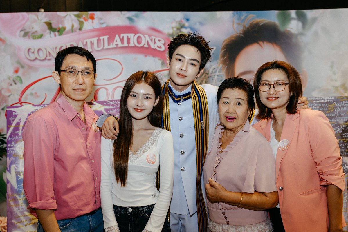HeartspaceTH's tweet photo. — #HEARTchuthiwat
#HEARTGraduation
#พี่ฮาร์ทนิจุพี่ชุติจบแล้วโว้ย

SO PROUD OF HEART 

ขอขอบคุณครอบครัวของฮาร์ทมาก ๆ นะคะ สำหรับความรัก ความอบอุ่น และการดูแลฮาร์ทเป็นอย่างดีเสมอมา ขอบคุณที่คอยอยู่เคียงข้าง สนับสนุน และเป็นกำลังใจให้ฮาร์ทในทุกช่วงเวลาของการเติบโต จนวันนี้ฮาร์ทได้เดินทางมาถึงอีกหนึ่งก้าวสำคัญและเรียนจบอย่างที่ตั้งใจไว้นะคะ 

และขอขอบคุณ ครูอู๋ มาก ๆ นะคะ ที่เอ็นดูและสนับสนุนฮาร์ทมาโดยตลอด ขอบคุณที่เป็นอีกหนึ่งกำลังสำคัญที่ช่วยให้ฮาร์ทได้เติบโตและก้าวผ่านทุกช่วงเวลามาจนถึงวันนี้นะคะ 

ขอขอบคุณทุก ๆ คนที่สละเวลาและส่งคลิปมาอวยพรและร่วมแสดงความยินดีกับฮาร์ทในวันสำคัญนี้นะคะ ขอบคุณสำหรับทุกคำอวยพร ความรัก และความปรารถนาดีที่ตั้งใจส่งมาให้ฮาร์ท เชื่อว่าคลิปและคำอวยพรเหล่านี้จะเป็นอีกหนึ่งความทรงจำที่มีความหมายสำหรับฮาร์ทในวันเรียนจบครั้งนี้นะคะ 

ขอบคุณทุกความรัก ความทุ่มเท และความปรารถนาดีที่มอบให้ฮาร์ทเสมอมานะคะ 🫶🏻💗

#BUSbecauseofyouishine