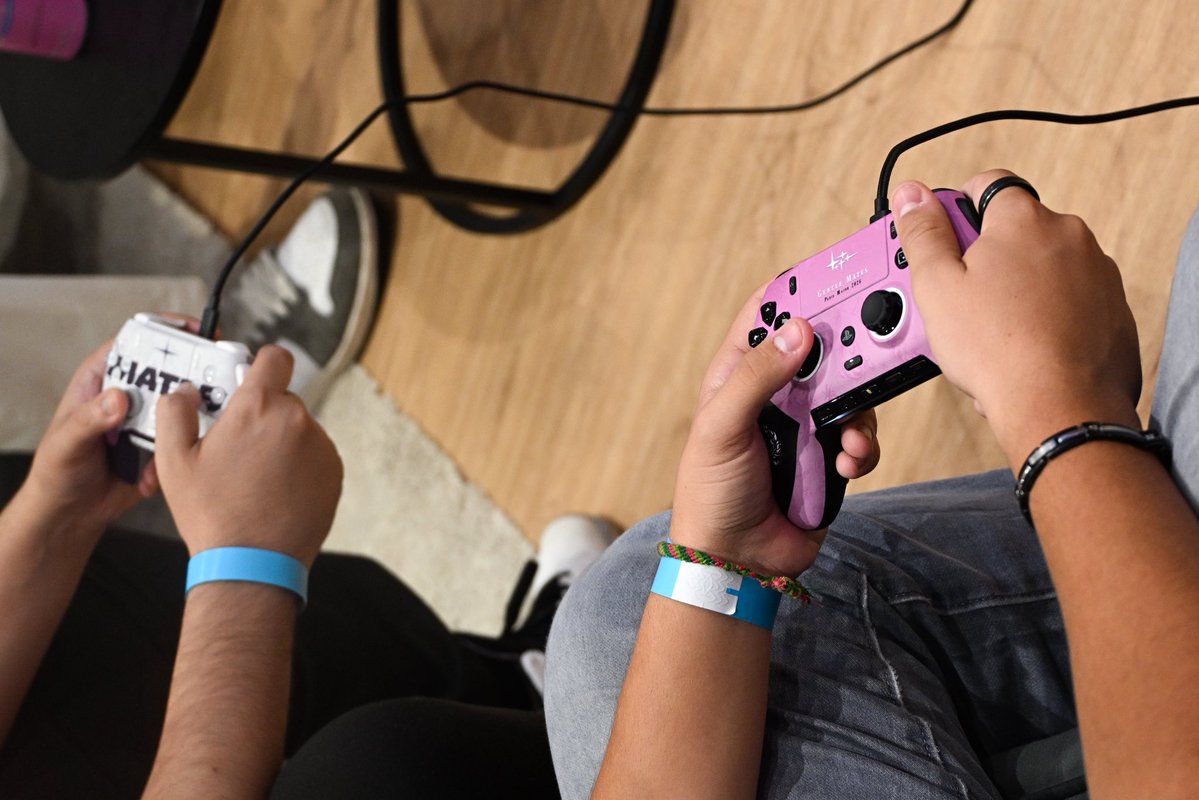 gentlemates's tweet photo. On a bien profité des manettes @ScufFrance pendant la watch party d’hier !  

Retrouvez-les juste ici avec 5 % de réduction grâce au code "GENTLEMATES"

👉 https://t.co/R5tZfDDNAv https://t.co/YG3tlLbkLi