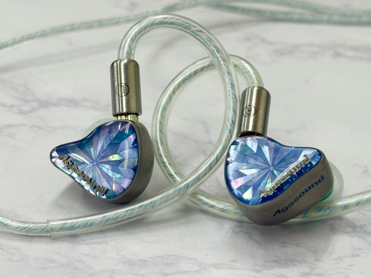 e_earphone_NPB's tweet photo. 【新製品・試聴機展示開始情報📢】
＼絶賛発売中／

受け継がれる伝統工芸技法、螺鈿が生みだす神秘的な輝き
#Agasound　『PEARL』
試聴機到着しました🛬

▶︎N52スーパーリニアデュアル磁気回路デュアル磁気回路・純銅製音響チャンバーを採用したDMS 2.2 φ10mmシングルダイナミックドライバー構成

▶︎フェイスプレートには螺鈿、ハウジングにはチタン合金が採用
ハウジングの表面には微細な研磨と超微細サンドブラスト処理を施し、質感豊かな仕上がりを実現しています

▶︎ 付属ケーブルはセラミックコーティング高純度無酸素銅(OFC)＋銀メッキ単結晶銅(OCC)＋単結晶銅(OCC)の3種の線材を混合した、高品質な2Pin(CIEM)-4.4mmケーブルが標準付属

本日よりご試聴いただけます♪
ぜひお気軽にお試しください😚