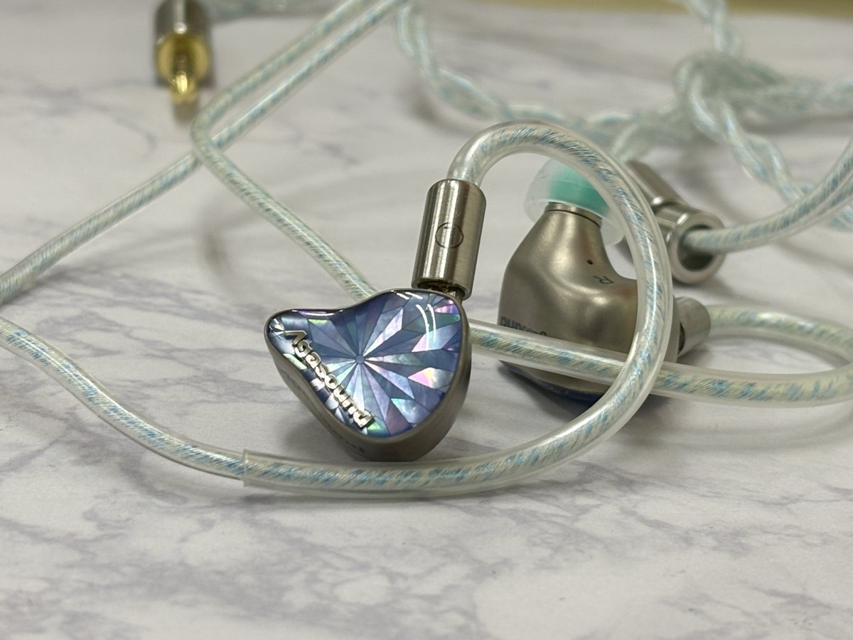 e_earphone_NPB's tweet photo. 【新製品・試聴機展示開始情報📢】
＼絶賛発売中／

受け継がれる伝統工芸技法、螺鈿が生みだす神秘的な輝き
#Agasound　『PEARL』
試聴機到着しました🛬

▶︎N52スーパーリニアデュアル磁気回路デュアル磁気回路・純銅製音響チャンバーを採用したDMS 2.2 φ10mmシングルダイナミックドライバー構成

▶︎フェイスプレートには螺鈿、ハウジングにはチタン合金が採用
ハウジングの表面には微細な研磨と超微細サンドブラスト処理を施し、質感豊かな仕上がりを実現しています

▶︎ 付属ケーブルはセラミックコーティング高純度無酸素銅(OFC)＋銀メッキ単結晶銅(OCC)＋単結晶銅(OCC)の3種の線材を混合した、高品質な2Pin(CIEM)-4.4mmケーブルが標準付属

本日よりご試聴いただけます♪
ぜひお気軽にお試しください😚
