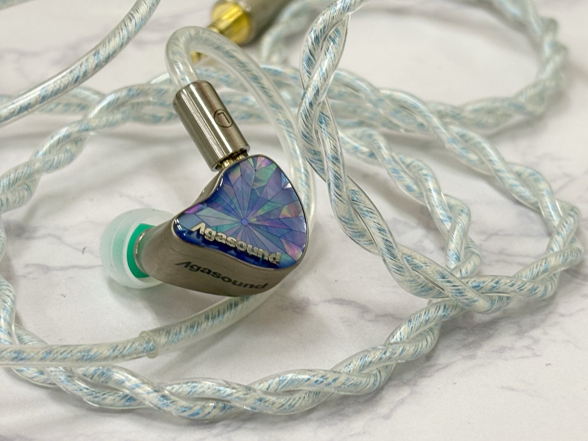 e_earphone_NPB's tweet photo. 【新製品・試聴機展示開始情報📢】
＼絶賛発売中／

受け継がれる伝統工芸技法、螺鈿が生みだす神秘的な輝き
#Agasound　『PEARL』
試聴機到着しました🛬

▶︎N52スーパーリニアデュアル磁気回路デュアル磁気回路・純銅製音響チャンバーを採用したDMS 2.2 φ10mmシングルダイナミックドライバー構成

▶︎フェイスプレートには螺鈿、ハウジングにはチタン合金が採用
ハウジングの表面には微細な研磨と超微細サンドブラスト処理を施し、質感豊かな仕上がりを実現しています

▶︎ 付属ケーブルはセラミックコーティング高純度無酸素銅(OFC)＋銀メッキ単結晶銅(OCC)＋単結晶銅(OCC)の3種の線材を混合した、高品質な2Pin(CIEM)-4.4mmケーブルが標準付属

本日よりご試聴いただけます♪
ぜひお気軽にお試しください😚