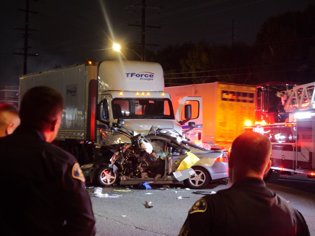 Penmanshipprod's tweet photo. Fullerton Ca.
9/16/26
1st responders responding to
a vehicle collision.
Semi vs Vehicle

#penmanshipproduction
#photojournalism
#onlinenews
#newsonline
#carcrash
 @FPDPIO @AnaheimPD @ocregister @latimes @nytimes @AP @paythewriter @journalists_tr https://t.co/GCBy4sIFPL