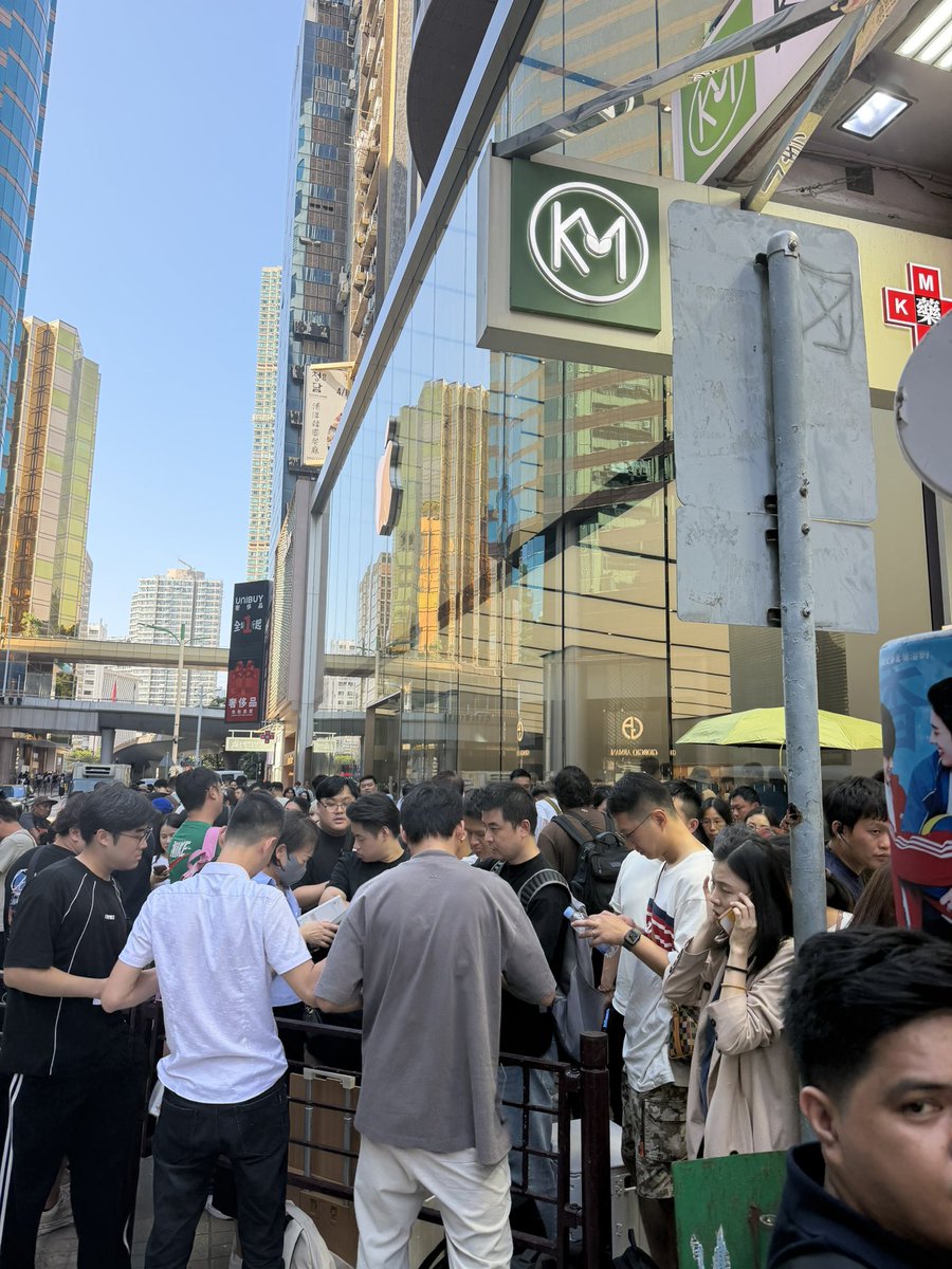 Yuan8028's tweet photo. 香港的苹果商店，人多的离谱🫣 https://t.co/nIUqdB7g6e