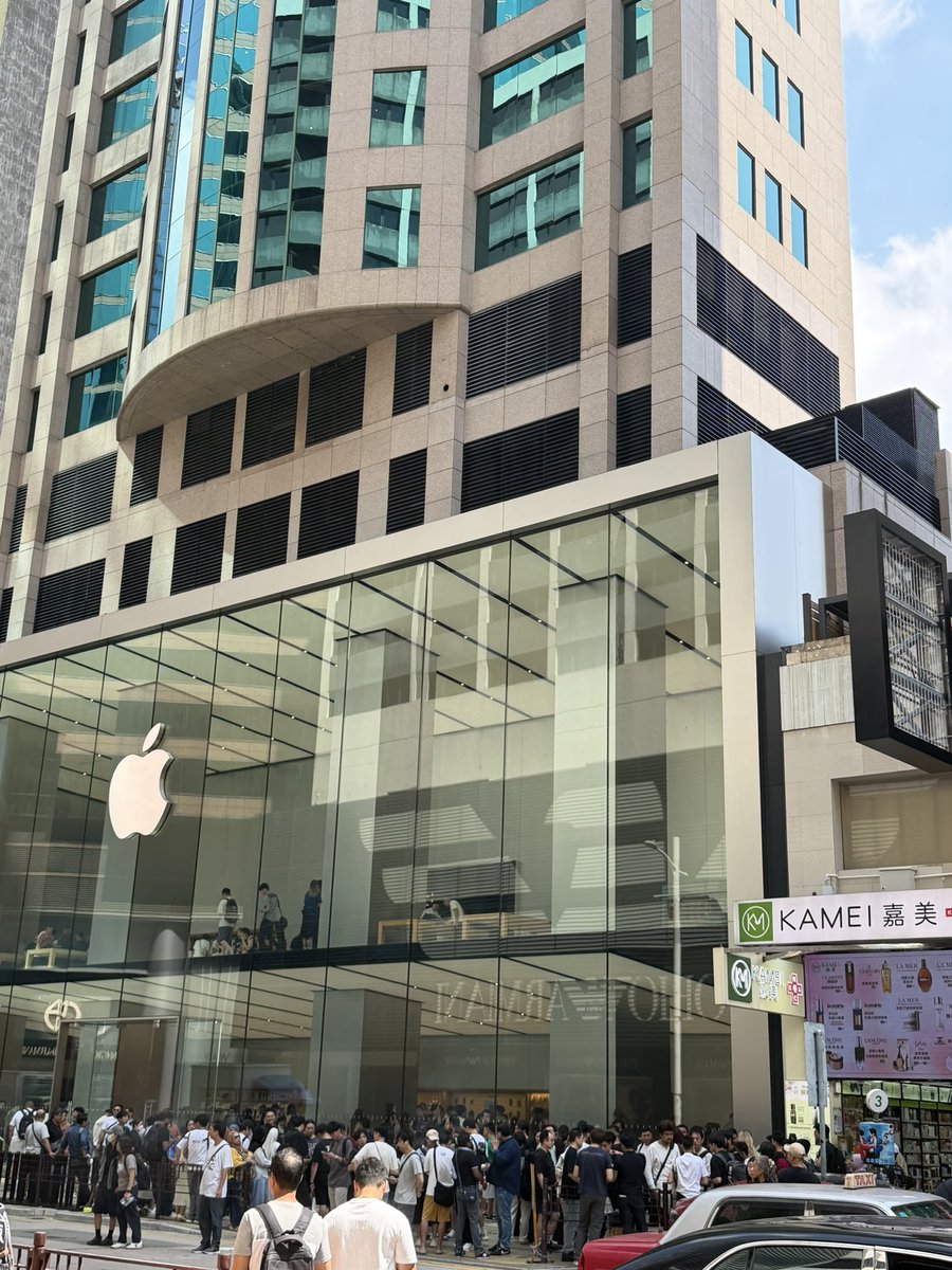 Yuan8028's tweet photo. 香港的苹果商店，人多的离谱🫣 https://t.co/nIUqdB7g6e