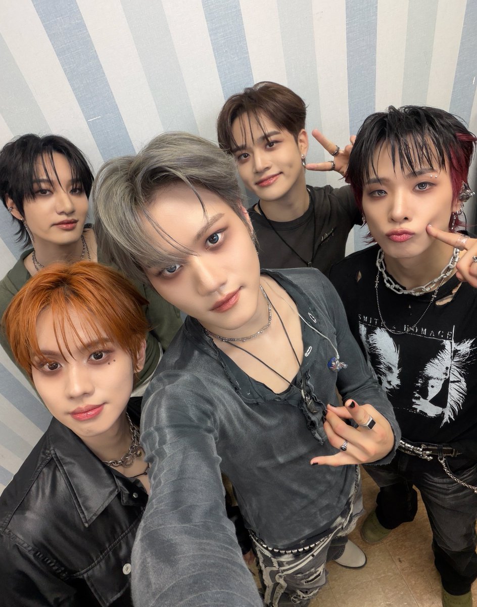 McndOfficial_'s tweet photo. [🛸] 잠시 후, KBS ‘뮤직뱅크‘ 에서 위험해도 벗어날수없는 Devil들의 무대가 시작됩니다!

위험해도 난 Yayayaya~ 🐜

#MCND #엠씨엔디
#DevilYouthClub https://t.co/ISaH6vgDQR