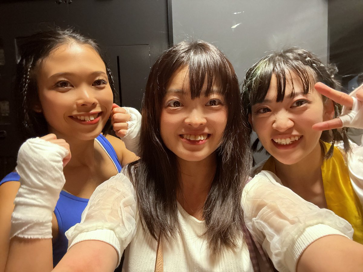 morningchildby1's tweet photo. LIVES PRODUCE 『Queen of the Ring』　
B班を観に行きました🥊✨
少々ネタバレあるかもしれません⚠️

最初にびっくりしたのがシアターブラッツの座席が映画館の椅子だったこと🥹💺
以前劇団水色革命さんに出演させて頂いた時に、レトロで好きだったけど、どこも綺麗になっていて驚きました😍

アンリちゃんやっぱり凄かった❣️
今までダークサイドな役を見ることが多かったけど、普段の真っ直ぐで前向きで優しいアンリちゃんに近い役で爽やかな気持ちになりました。
ヒナタちゃんは兎に角意外な役で、面白ろくて、兎に角色んな人に観てほしい。
そして是非朝子軍に入ってほしい。

ボクシングの知識は余りなかったけど、それでも分かりやすくて、アクトレスと重ねてしまうところもありました😂
アンリちゃんヒナタちゃんも、体つきがしっかりしてて、普段をみてるからか説得力が体から溢れてて、感動しました。

笑角さんにも会えて笑角さんは面白い3人で出てて、声出して笑いました😂

観終わった後爽やかな気持ちになりました🫶
やっぱり舞台っていいなぁ。

A班のまーちゃんも気になる笑笑

#QueenOfTheRing
#女子ボクシング #QOTR