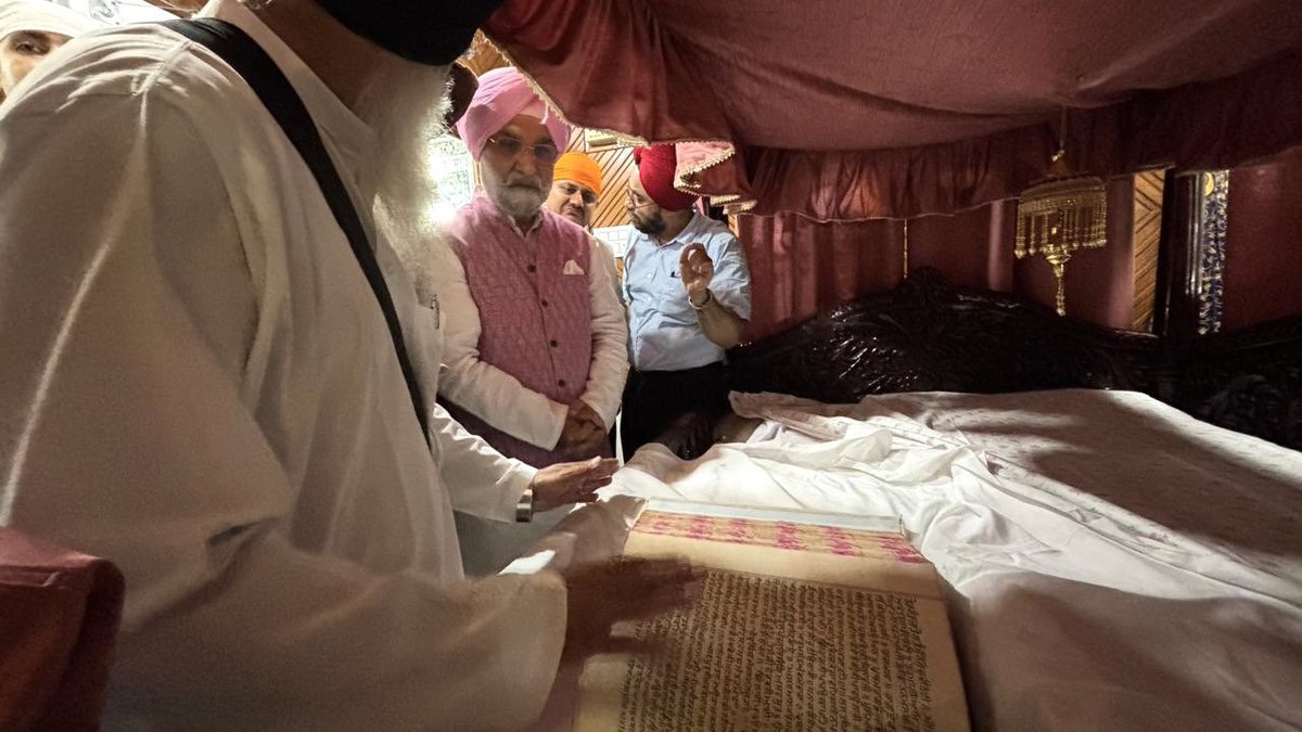 LokNiwasDelhi's tweet photo. दिल्ली के माननीय उपराज्यपाल सरदार तरनजीत सिंह संधू ने कल लखनऊ के ऐतिहासिक गुरुद्वारा यहियागंज साहिब में मत्था टेका और वहाँ के स्थानीय सिख समुदाय से मुलाकात की ।

उन्होंने कहा कि यह गुरुद्वारा आस्था और सेवा का एक पवित्र केंद्र है। यहां गुरु तेग बहादुर जी के चरण पड़े थे और यहां गुरु गोबिंद सिंह जी के हस्तलिखित पवित्र ग्रंथों के मूल स्वरूप भी संरक्षित हैं।
इस अवसर पर माननीय उपराज्यपाल ने गुरुद्वारा सुधार आंदोलन में अग्रणी भूमिका निभाने वाले सरदार तेजा सिंह समुंदरी जी के जीवन और योगदान को भी याद किया।

उन्होंने सभी के सुख, शांति, प्रगति और कल्याण के लिए अरदास की।
वाहेगुरु जी का खालसा, वाहेगुरु जी की फतेह!