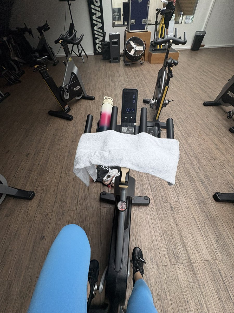 cashprincessbe's tweet photo. Der Tag beginnt mit Sport, während du sehnsüchtig auf eine Nachricht wartest. 🧦  sind für viele ja auch ein Trigger. Bei dir auch?👀👸🏻 https://t.co/J7qJNyAkOS