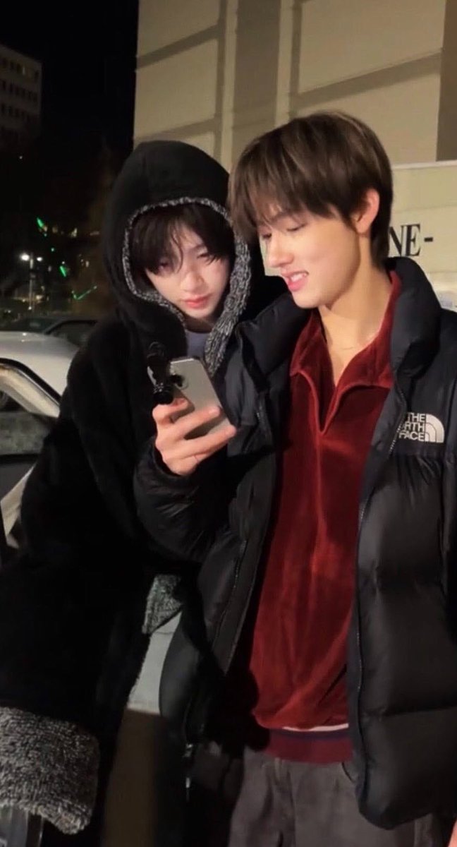 cutiecoerr's tweet photo. 사진 찍어주는 펭귄 실존 ㅈㄴ열시미 찍어주심 https://t.co/ziaxjvl4Vy