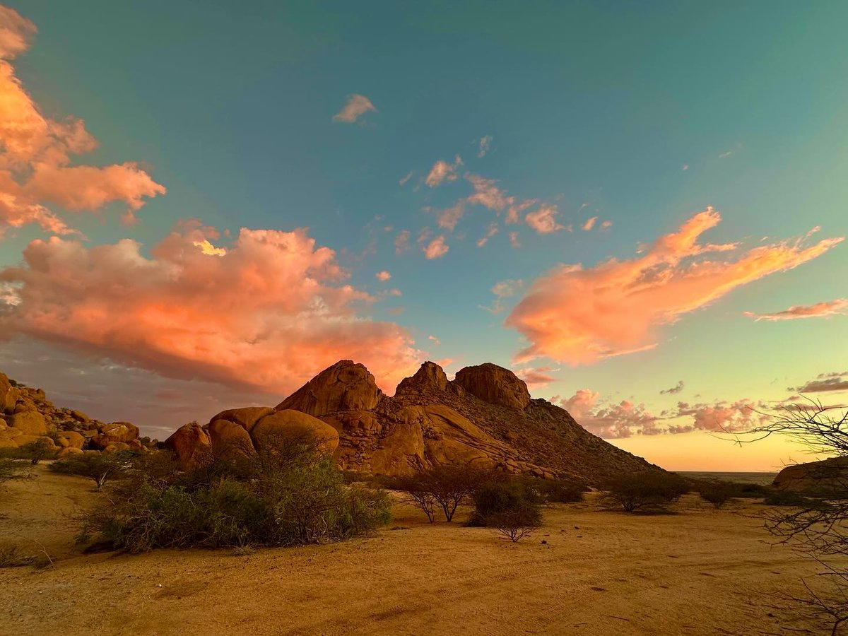 FrancescaEbhu's tweet photo. Spitzkoppe, Namibia. Land Cruiser https://t.co/r4tQGjm0DC