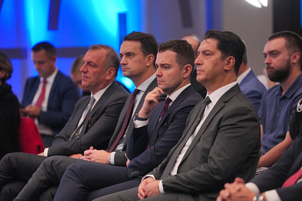 VladaMK's tweet photo. Мицкоски од Вашингтон: Европската интеграција мора да се темели на реформи и заслуги, нашата земја нема да чека- економијата мора да оди напред ⬇️

🔗https://t.co/Z94q1AfNZE https://t.co/h8ig3BYVgE