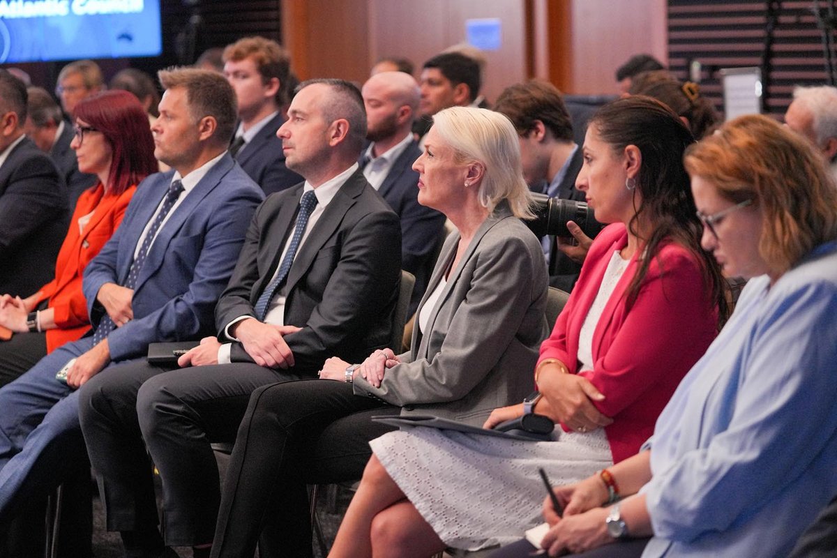 VladaMK's tweet photo. Мицкоски од Вашингтон: Европската интеграција мора да се темели на реформи и заслуги, нашата земја нема да чека- економијата мора да оди напред ⬇️

🔗https://t.co/Z94q1AfNZE https://t.co/h8ig3BYVgE