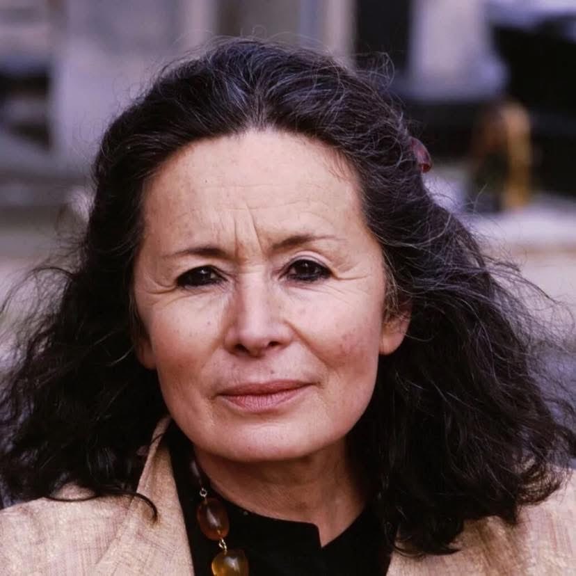 Paroles_auteurs's tweet photo. "Quand je demande à ceux que je rencontre de me parler d'eux- mêmes, je suis souvent attristée par la pauvreté de ma moisson.
On me répond: je suis médecin, je suis comptable...j'ajoute doucement: vous me comprenez mal. Je ne veux pas savoir quel rôle vous est confié cette saison au théâtre mais qui vous êtes, ce qui vous habite, vous réjouit, vous saisit ? Beaucoup persistent à ne pas me comprendre, habitués qu'ils sont à ne pas attribuer d'importance à la vie qui bouge doucement en eux. On me dit: je suis médecin ou comptable mais rarement: ce matin, quand j'allais pour écarter le rideau, je n'ai plus reconnu ma main...ou encore: je suis redescendu tout à l'heure reprendre dans la poubelle les vieilles pantoufles que j'y avais jetées la veille; je crois que je les aime encore...ou je ne sais quoi de saugrenu, d'insensé, de vrai, de chaud comme un pain chaud que les enfants rapportent en courant du boulanger. Qui sait encore que la vie est une petite musique presque imperceptible qui va casser, se lasser, cesser si on ne se penche pas vers elle ? Les choses que nos contemporains semblent juger importantes déterminent l'exact périmètre de l'insignifiance: les actualités, les prix, les cours de la Bourse, les modes, le bruit de la fureur, les vanités individuelles. Je ne veux savoir des êtres que je rencontre ni l'âge, ni le métier, ni la situation familiale; j'ose prétendre que tout cela m'est clair à la seule manière dont ils ont ôté leur manteau. Ce que je veux savoir, c'est de quelle façon ils ont survécu au désespoir d'être séparé de l'Un par leur naissance, de quelle façon ils comblent le vide entre les grands rendez- vous de l'enfance, de la vieillesse et de la mort, et comment ils supportent de n'être pas tout sur cette terre. Je ne veux pas les entendre parler de cette part convenue de la réalité, toujours la même, le petit monde interlope et mafieux: ce qu'une époque fait miroiter du ciel dans la flaque graisseuse de ses conventions ! Je veux savoir ce qu'ils perçoivent de l'immensité qui bruit autour d'eux. Et j'ai souvent peur du refus féroce qui règne aujourd'hui, à sortir du périmètre assigné, à honorer l'immensité du monde créé.. Mais ce dont j'ai plus peur encore, c'est de ne pas assez aimer, de ne pas assez contaminer de ma passion de vivre ceux que je rencontre."
Christiane Singer