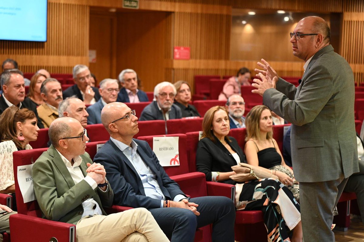 COAATMCA's tweet photo. 📌 El presidente y la vicepresidenta del COAAT Mallorca, Luis Alfonso de León y María Sicre, asistieron ayer a la segunda reunión anual de presidentes con @Musaat_Seguros. Hoy, de León y Sicre, asisten también a la Asamblea General del @CGATEsp. https://t.co/a0cXJOnMfK