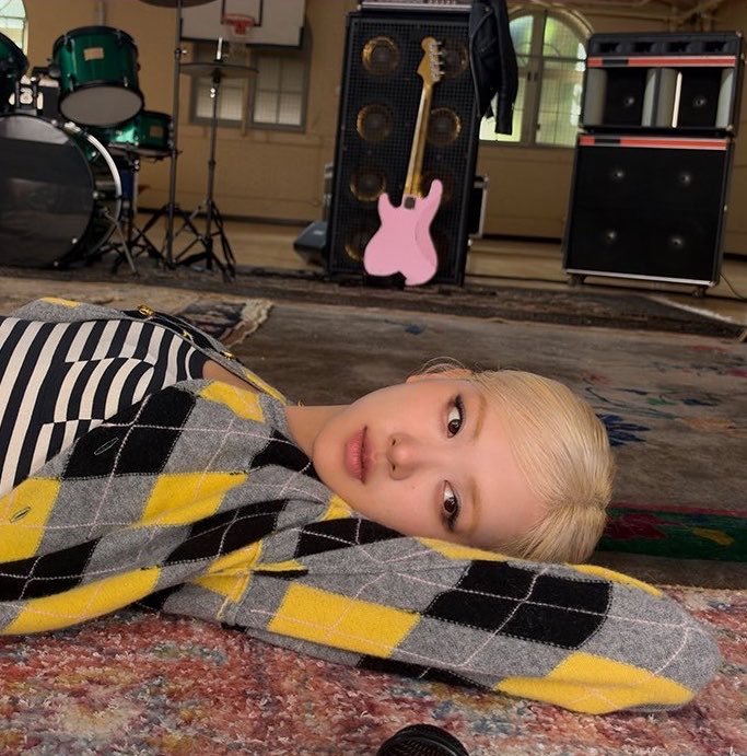 synthsrs's tweet photo. she’s such a cutie 🥹 https://t.co/wHrBJhFQMN