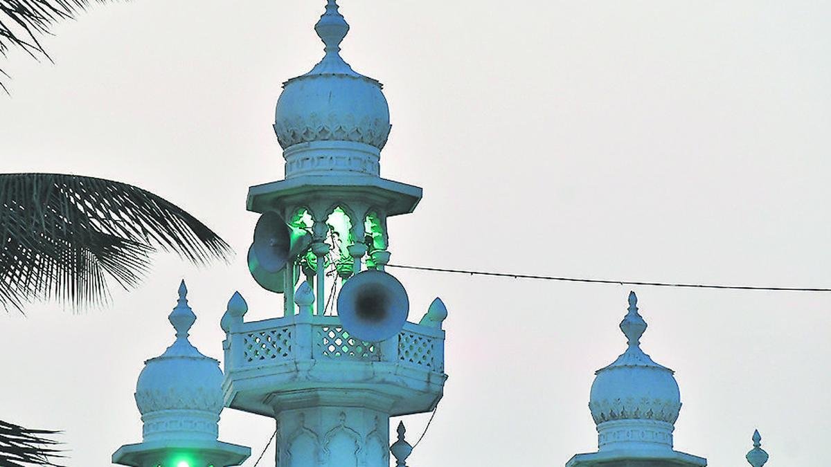 GudumbaSatti's tweet photo. Maa inti pakkana 5 years back oka masjid kattaru.

Daily 5 times pedda pedda sounds vastay. Almost andaru aa sounds vallane lestharu maa area lo.

Aa sound ni meeru control cheyalera? Ee loud speakers valla health problems raava? https://t.co/AkTqYSclLZ