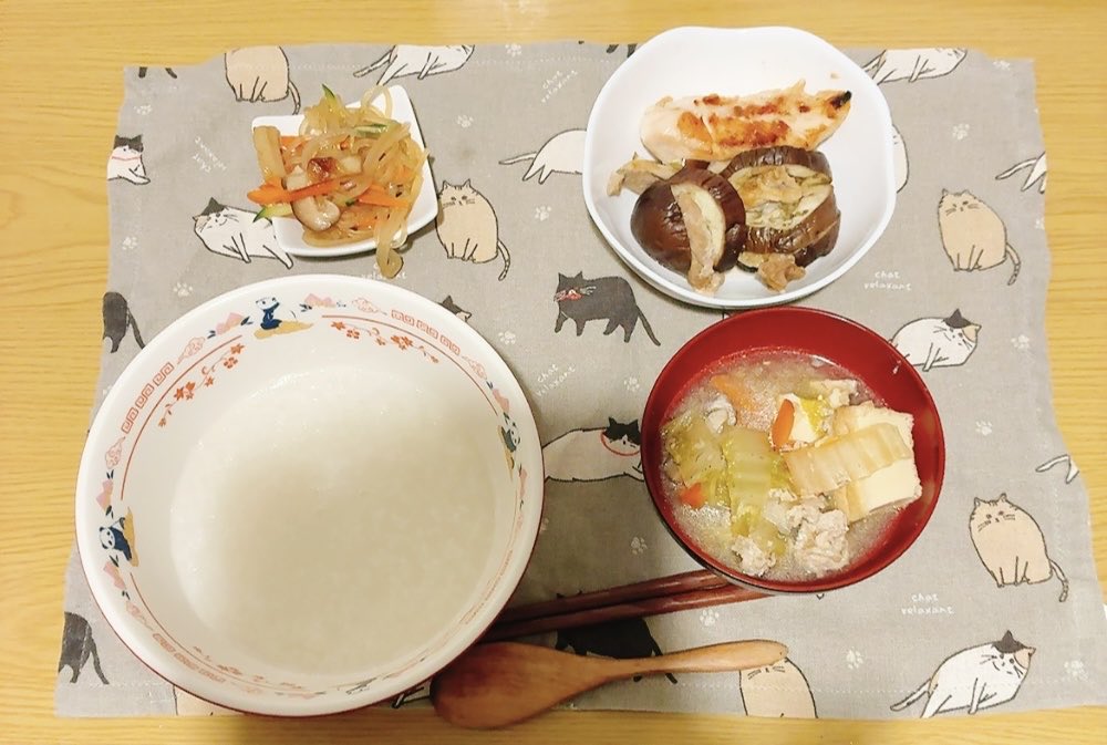 panda_ka_tabun's tweet photo. 今日の夕食
ささみの塩麹焼き
ナスと豚肉の重ね蒸し
春雨サラダ
みそしる
おかゆ

レトルトのおかゆの日付けが迫ってきたので食べます https://t.co/BU1U6spkrA