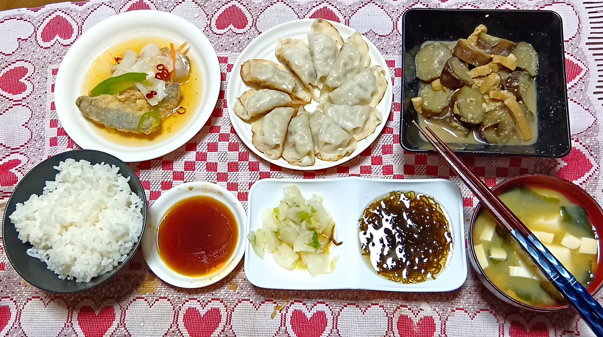 hir7148's tweet photo. 6日は、仏様のお供え更新で和菓子を食べたので夕飯は無し。
7日は味の南蛮漬、しそ餃子、ナスの味噌炒め、豆腐とわかめの味噌汁、もずく酢、白菜漬、白飯。
8、9日は体調がずぐれなかったので…。
8日は、冷食の辛子明太スパとオニオンスープ。
9日は、冷食ののり弁ともずく酢、油揚げとネギの味噌汁。 https://t.co/ELCx7aMZww