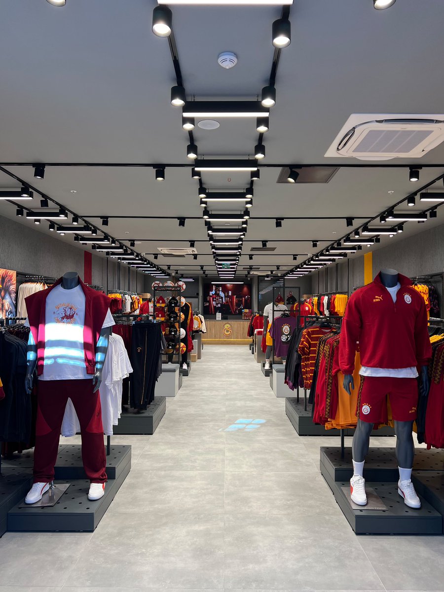 GSStore's tweet photo. GSStore şimdi Florentia Village Luxury Outlet AVM’de! 😍

Avrupa’nın en büyük outlet alışveriş merkezlerinden biri olan Florentia Village’da yer alan tek spor kulübü taraftar mağazası olarak, sarı-kırmızı tutkumuzu şimdi yeni adresimize taşıyoruz. 💛❤️

Yeni sezonun en sevilen ürünleri ve Galatasaray ruhunu buluşturan koleksiyonlarımızla seni mağazamıza bekliyoruz. 🦁

📍 Florentia Village Luxury Outlet AVM
İhsaniye İstanbul Caddesi, No: 17
Mağaza No: 202, Eyüpsultan / İstanbul