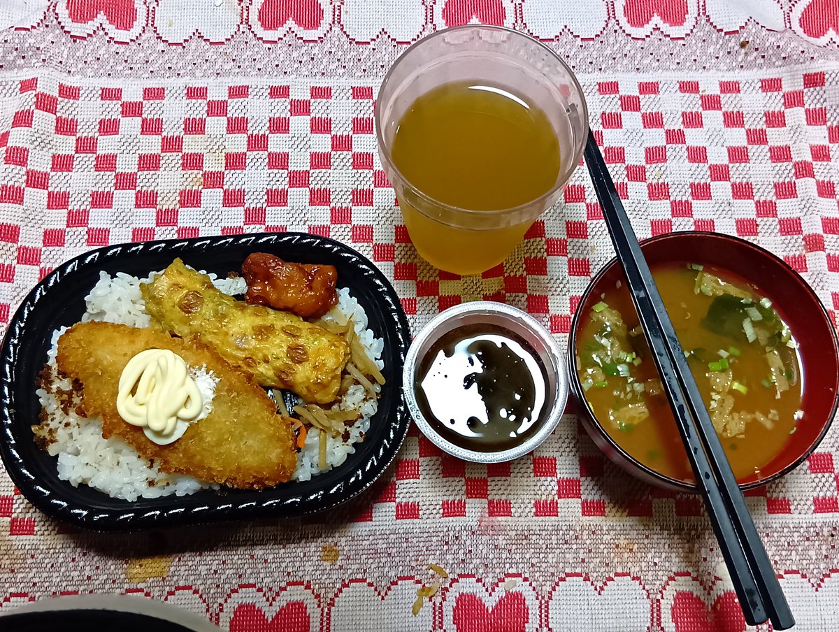 hir7148's tweet photo. 6日は、仏様のお供え更新で和菓子を食べたので夕飯は無し。
7日は味の南蛮漬、しそ餃子、ナスの味噌炒め、豆腐とわかめの味噌汁、もずく酢、白菜漬、白飯。
8、9日は体調がずぐれなかったので…。
8日は、冷食の辛子明太スパとオニオンスープ。
9日は、冷食ののり弁ともずく酢、油揚げとネギの味噌汁。 https://t.co/ELCx7aMZww