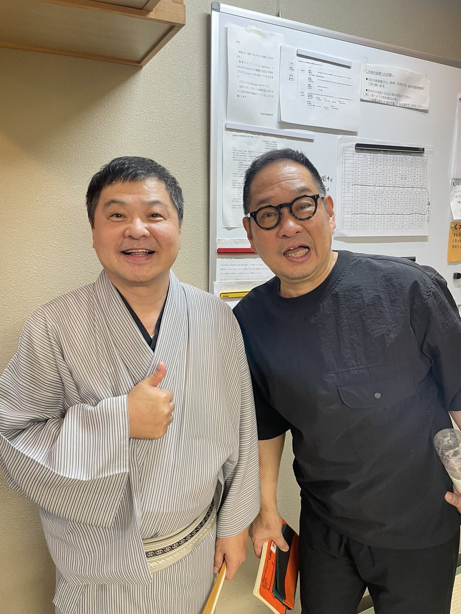 katsurakaishi's tweet photo. 今日は繁昌亭の20周年記念特別公演に出番をいただきました‼️

中入りが2回の長丁場

二部は、懐かしの漫才「漫画トリオ(八方師匠・小文枝師匠・米團治師匠)」の爆笑高座を挟み

八光➡️かい枝➡️方正

のよしもとリレー🏃‍♀️🏃🏾‍♂️🏃‍♂️

熱狂的なお客様‼️

盛り上がりが続きますよう🙇

明日は東京グランド花月🗼 https://t.co/uXXcSW0qa5