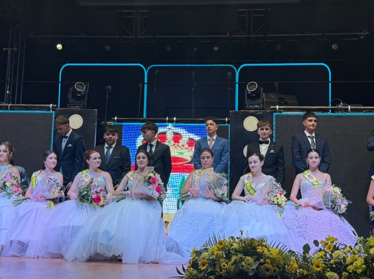 JoseMartinBuroM's tweet photo. 🎉 ¡Honrubia vive sus fiestas! Arrancamos con el pregón de Alba Millán y sus "amantes verdaderos". 

La alcaldesa Soledad Nieva destacó la calidez local junto a su equipo. El momento cumbre llegó con la devota bajada del Santo Rostro y el canto del Miserere. ¡Felices fiestas! https://t.co/TVh8eY7ggq