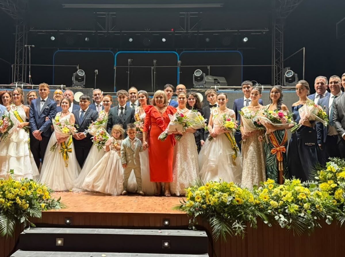 JoseMartinBuroM's tweet photo. 🎉 ¡Honrubia vive sus fiestas! Arrancamos con el pregón de Alba Millán y sus "amantes verdaderos". 

La alcaldesa Soledad Nieva destacó la calidez local junto a su equipo. El momento cumbre llegó con la devota bajada del Santo Rostro y el canto del Miserere. ¡Felices fiestas! https://t.co/TVh8eY7ggq