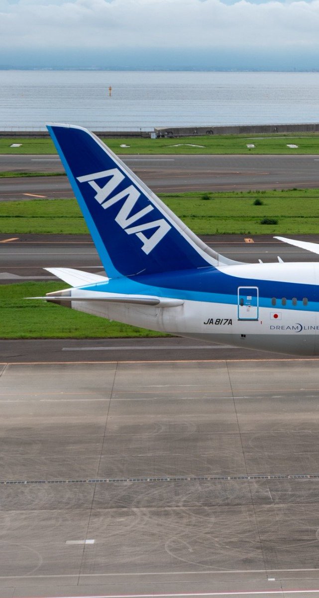 taku_ya1983's tweet photo. 🗓️2026.09.15
📍中部国際空港
セントレアで久しぶりに見たANAのBoeing787
定期便の787は今無いからかなり新鮮🥰
写真はあえて３分割、左右にスライドして見えるようにしてみました✨
#セントレア #ANA #B787 #DreamLiner https://t.co/aYMggNlELw