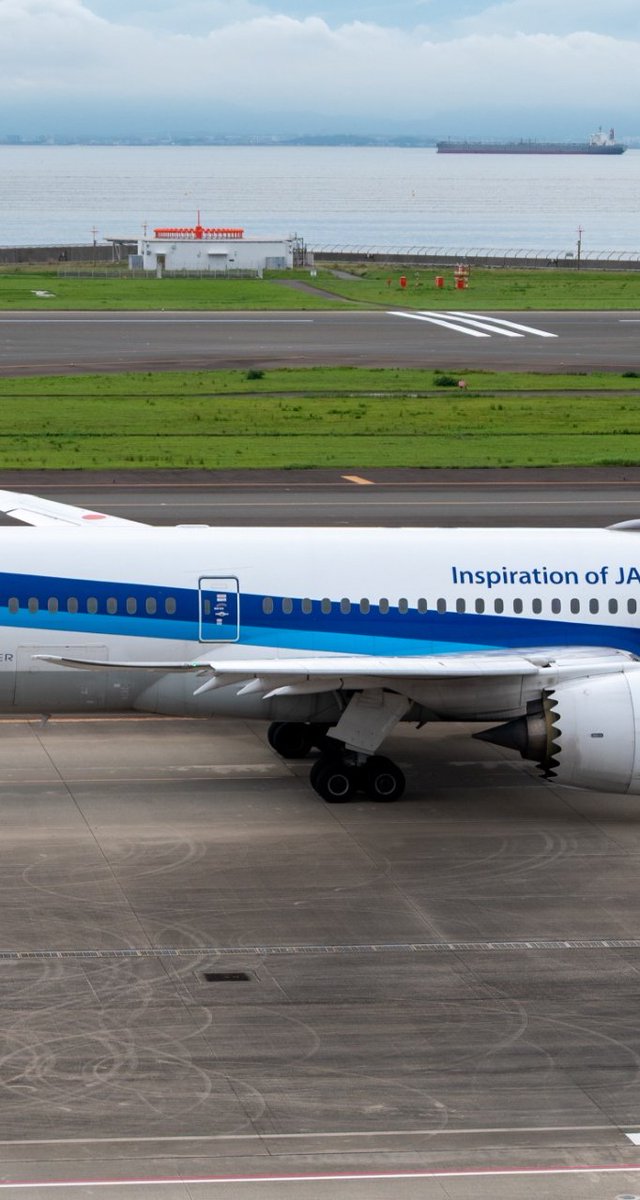 taku_ya1983's tweet photo. 🗓️2026.09.15
📍中部国際空港
セントレアで久しぶりに見たANAのBoeing787
定期便の787は今無いからかなり新鮮🥰
写真はあえて３分割、左右にスライドして見えるようにしてみました✨
#セントレア #ANA #B787 #DreamLiner https://t.co/aYMggNlELw