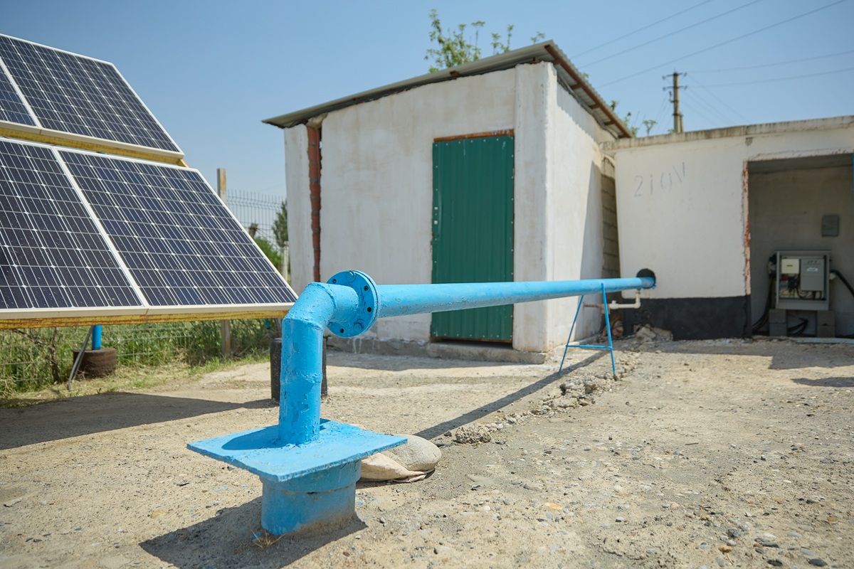 WBG_ClimateEnv's tweet photo. 💧 Outdated, inefficient irrigation was costing Uzbekistan's Ferghana Valley over a billion cubic meters of water a year. 

See how a project backed by @WBG_IDA, @EU_Tashkent, and @GOVuz is helping modernize critical infrastructure and boosting harvests: https://t.co/oUs5nedXDP https://t.co/uuZvE8vwTM