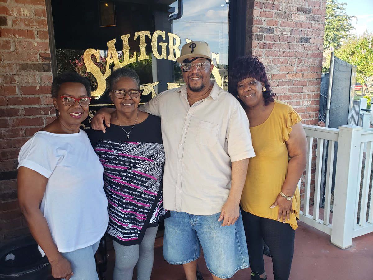 dwayne77p's tweet photo. Had a wonderful bday with these ladies!🥰 https://t.co/JZWOKx4vyG
