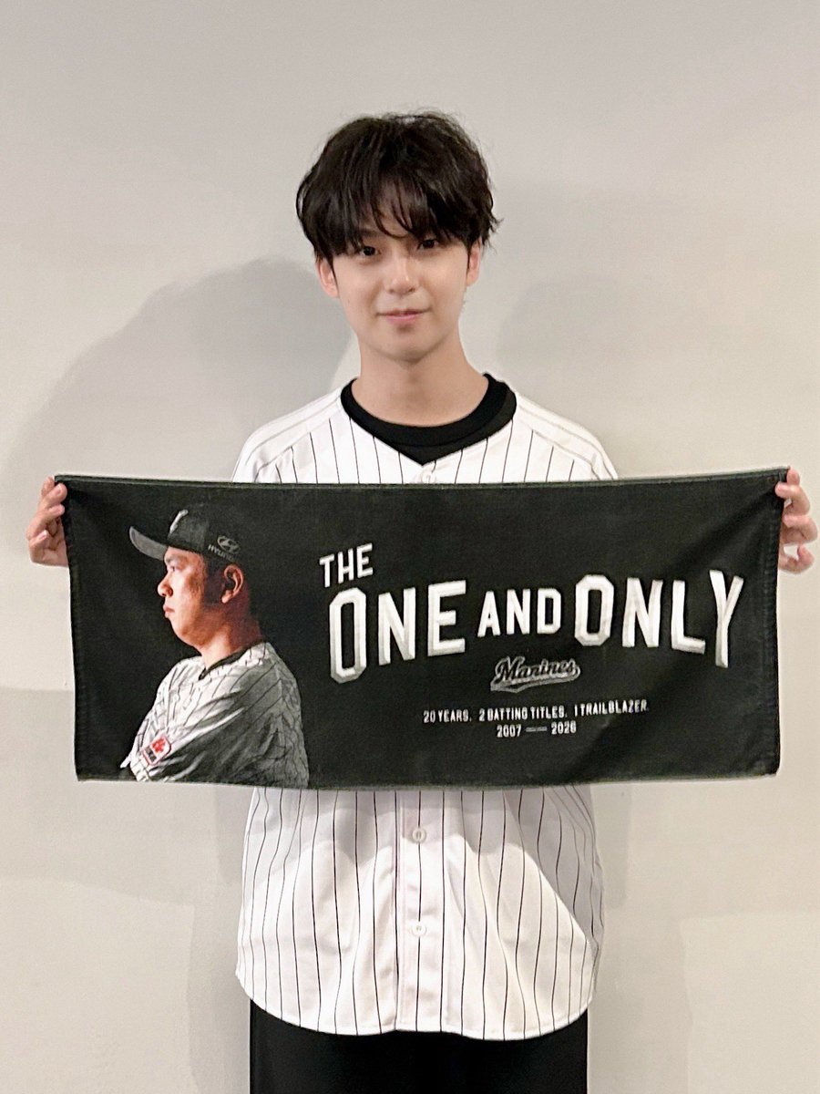 chibalotte_pr's tweet photo. #角中勝也 選手引退メモリアルグッズ「THE ONE AND ONLY」 のタオルをもつ、 「ONE N' ONLY」の #沢村玲 さん。 親和性があります……！
そんな沢村さんから角中選手へメッセージをいただきました！ 「角中打法大好きで憧れていました！勝負強いバッティングをいつも届けてくださりありがとうございました！」 
▼タオルの詳細はこちら https://t.co/CtF18pxD1G
#chibalotte #広報