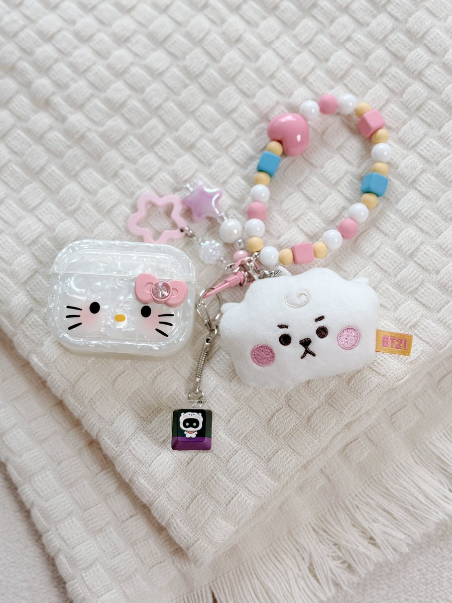 sha_mymoon's tweet photo. 석진이껀 다 석진이 닮아서 예쁘고 귀여워, 🎀•͈ᴗ•͈
#방탄소년단진 #JIN #온더램프 https://t.co/Qq7mPnvmCS