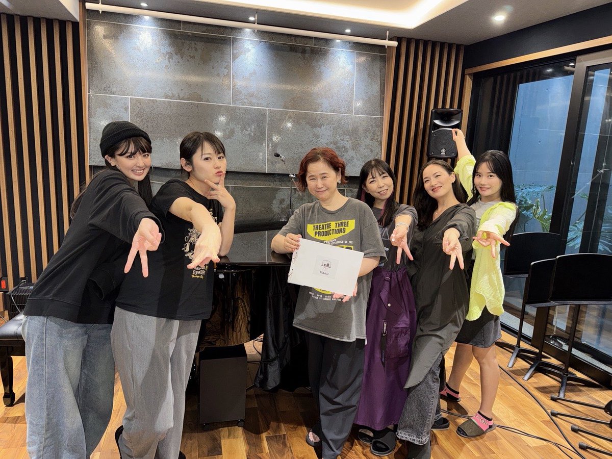 Fion0806's tweet photo. 【明日はFJSイベント】FJスタジオにてリハ終了…！私が手に持っているのはみなさまからの質問リスト！(全員分ある)沢山のご質問どうもありがとうございました！明日明後日、お会い出来るみなさまどうぞ宜しくお願い致します😍！ https://t.co/Aq8BzxNrHb