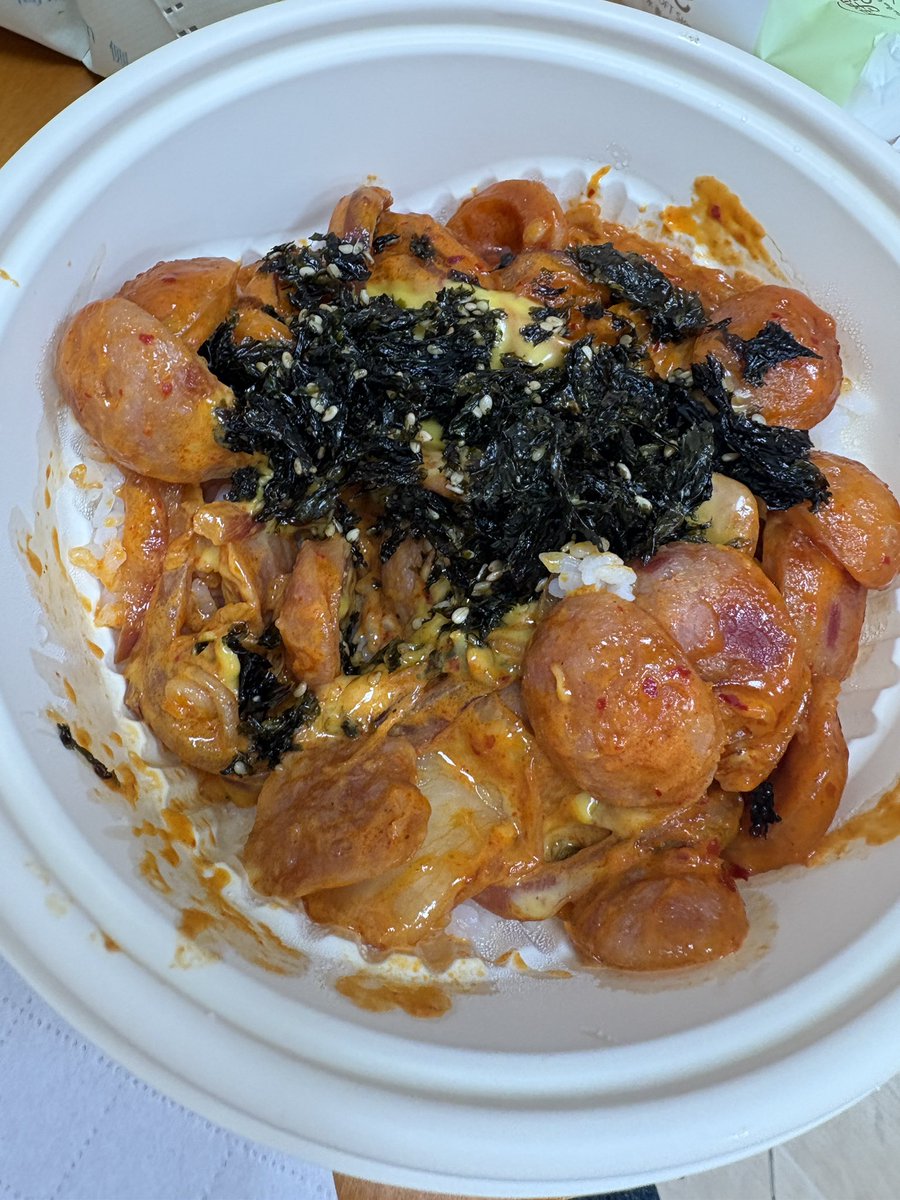 xiaoting_loey's tweet photo. 最近真的被麻辣烫吃伤了 今天换个口味 这个肉肠饭我愿意吃一辈子😋😋 https://t.co/1Qv9iUyDem