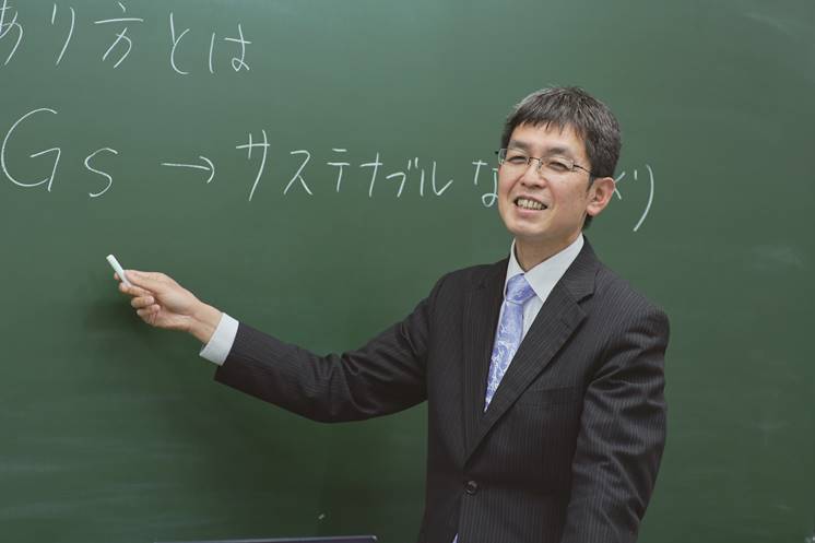 edogawauniv's tweet photo. 【現代社会学科・大塚良治教授のJR北海道赤字経営問題に関��るコメントが『毎日新聞』に掲載】

社会学部現代社会学科の大塚良治教授（テーマパーク・観光まちづくり学ゼミナール）のコメントが、『毎日新聞』北海道版（9月15日付）に掲載されました。

JR北海道赤字経営問題に関する記事で、JR北海道が「単独では維持困難」とする赤字8区間、通称「黄線区」について、毎日新聞が沿線自治体を対象に実施した調査結果を紹介しています。調査では、多くの市町村が「維持したいが、費用負担できない」「（JR北海道の説明について）十分ではない」と回答しています。

大塚教授は、地方の鉄道経営に詳しい専門家として、「元をたどれば国鉄を民営化した国が責任を持つべき問題」と指摘し、「国が（北海道に限らず）全国の鉄道網をどうデザインするかという全体像を打ち出し、支援策を打ち出していくべきだ」と提言しています。
#江戸川大学 #観光学 #鉄道経営