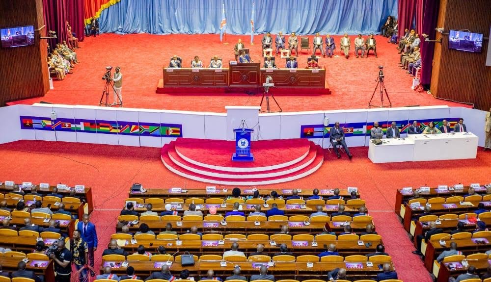 Nyamuhombeza's tweet photo. 🚨🔴#AFC_M23🇷🇼 AU DIALOGUE????????
🔴 L'ASSEMBLÉE NATIONALE CONGOLAISE DIT #NOOOOON😂😂😂😂😂😂😂😂🤔🤔
🔴Dans cette vidéo, l'assemblée nationale a répondu aux exigences de la #C64 en l'occurrence messieurs #Martin_Fayulu et #Kabunda_wa_Kabunda qui, incessamment, exigeaient la participation des sanguinaire de la coalition génocidaire #RDF_AFC_M23_TWIRANEHO🇷🇼 et #Sauvons_le_Rwanda🇷🇼 aux dialogues INTERCONGOLAIS pour ainsi en définir son inclusivité.
🔴Le président de l’Assemblée nationale opposé à la participation des rebelles
👉« On ne peut pas demander à ceux qui ont choisi la paix de s’asseoir à la même table avec ceux qui continuent de brandir la menace comme argument »
🔴Le président de l’Assemblée nationale s’exprimait ainsi à l’occasion de son discours d’ouverture de la session ordinaire de septembre
« Le dialogue n’est pas une reddition », souligne @BojiAime Sangara
« La recherche de la paix n’est pas une capitulation »
Et de prévenir : « la main tendue de la République ne saurait être interprétée comme une main désarmée face à ceux qui la menacent »😂😂😂😂💪💪💪💪👇👇👇👇👇👇👇