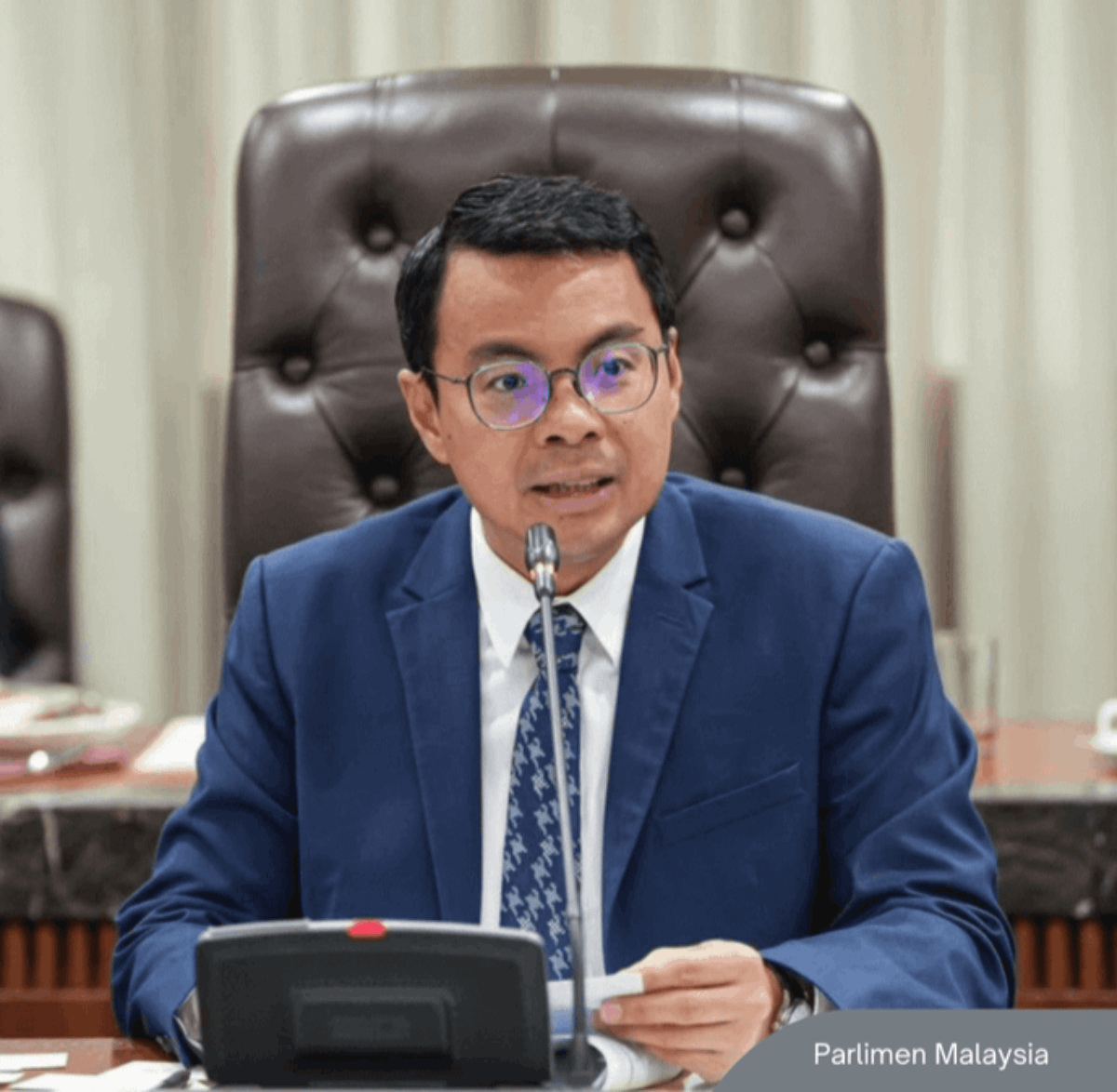 NewsBFM's tweet photo. Petaling Jaya MP Lee Chean Chung has called on the Education Ministry to clarify the reported 30% Bumiputera equity requirement for tuition centres and other private education institutions.

"The immediate concern among operators is that, from 2027, institutions that do not meet the threshold may be unable to renew their registration," he added.

🧵1