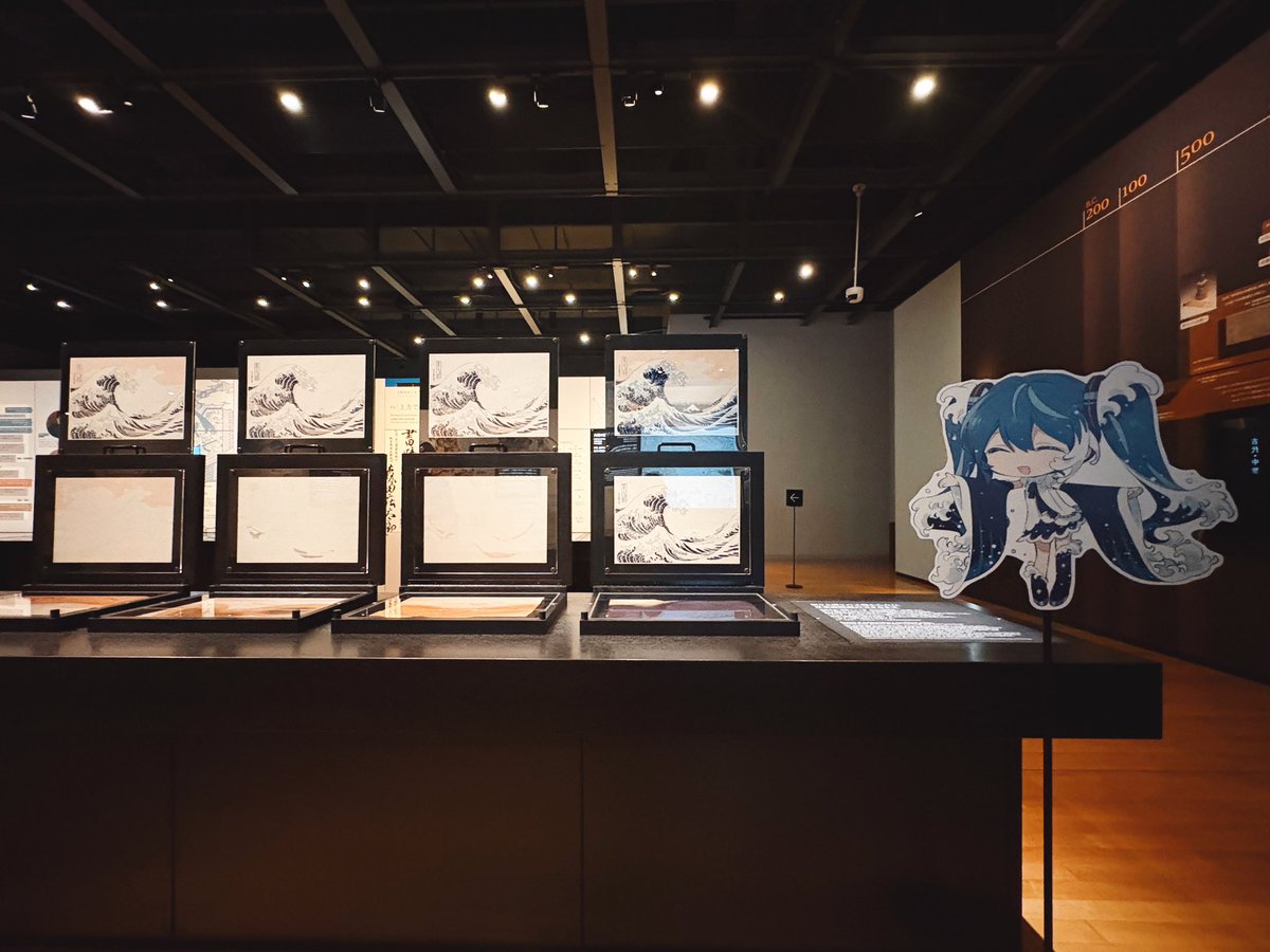 Rellakinoko's tweet photo. 印刷博物館にて「葛飾北斎×初音ミク」コラボのミニ展示が明日より開幕です！✨
また、チケットでそのまま鑑賞できる「神奈川沖浪裏」原作の印刷工程を再現したコーナーもあります。とてもオススメの展示なので、ぜひ合わせてご鑑賞ください！🌊 https://t.co/UVs9I84MPr