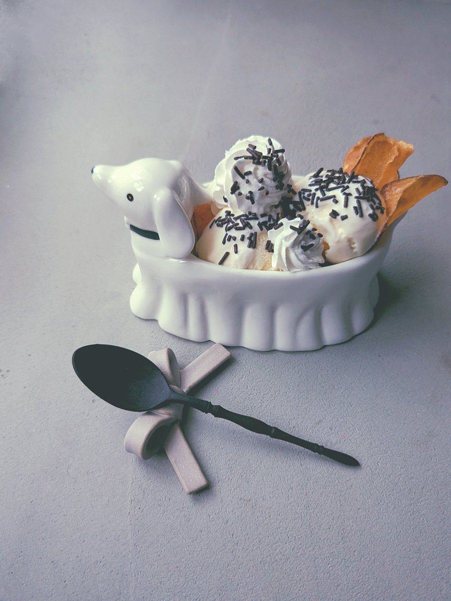 runrunWallaby's tweet photo. お化けワンちゃんの芋チップスサンデー！🍨
人生にはこういうのも必要。 https://t.co/2vCDUPZsDS