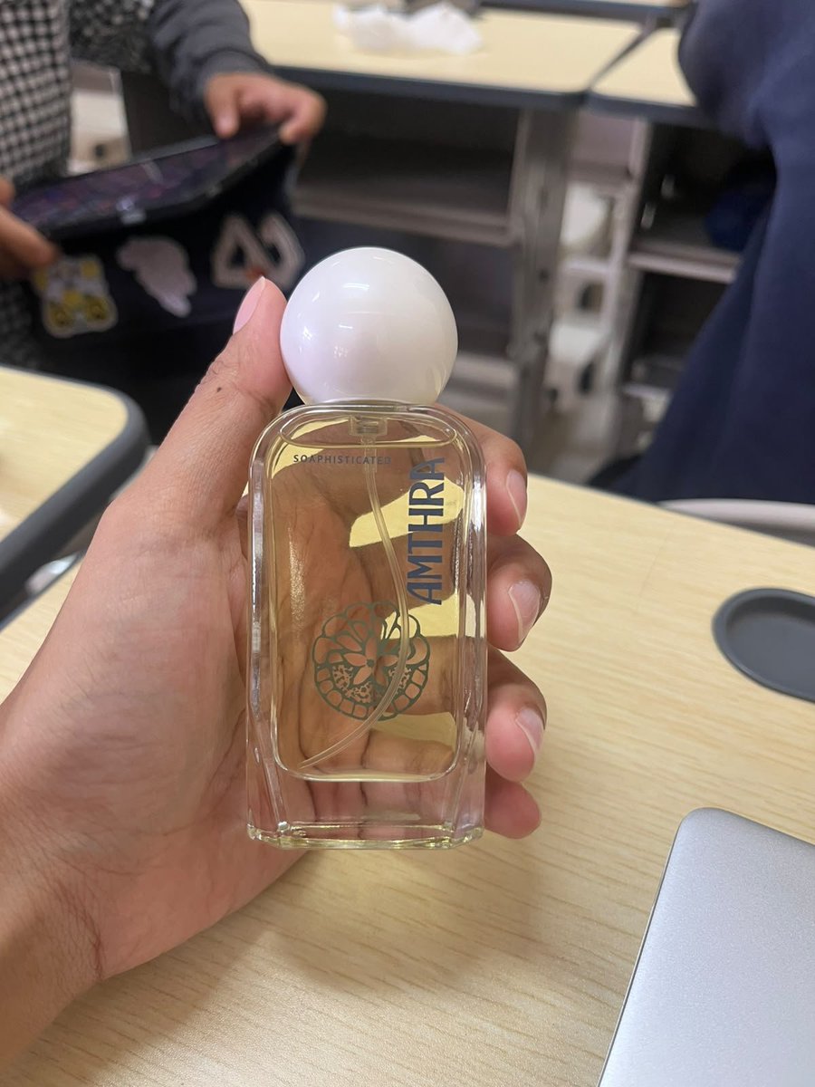 waarewolfe's tweet photo. @whimoof beli parfum gue kak, amthra soaphisticated. 150 rb aja, gua gasuka floralll daripada dikamar ga dipakee https://t.co/fhbiW1ZPcP