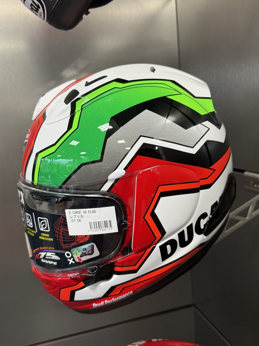 DucatiHyogo's tweet photo. 本日は入荷ほやほや🔥
\ヘルメットのご紹介です/

品名：Ducati Corse V8 FLAG
品番：98109211●
（●部はサイズにより変動）
価格：￥97,500-(税込)

気になられた方はどうかお早めに��
店舗にて試着も可能となっております👀 https://t.co/c6sX9XevEC