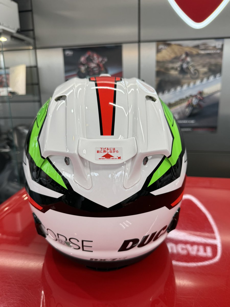 DucatiHyogo's tweet photo. 本日は入荷ほやほや🔥
\ヘルメットのご紹介です/

品名：Ducati Corse V8 FLAG
品番：98109211●
（●部はサイズにより変動）
価格：￥97,500-(税込)

気になられた方はどうかお早めに��
店舗にて試着も可能となっております👀 https://t.co/c6sX9XevEC